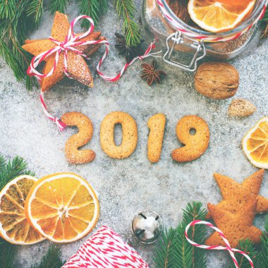 2019 yıl gingerbread çerezleri yıldız şekli yaptım. Dekor olarak ev yapımı kurutulmuş portakal dilimleri. Köknar ağacı dalları. Ceviz. Noel dekorasyon doğal ve organik. Üstten görünüm Toned