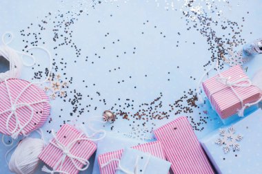 Noel hediyeleri. Glitter ile mavi arka plan şenlikli pembe kutu. Alan üst görünüm Kopyala