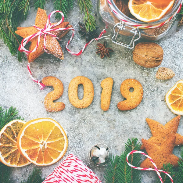 2019 Ano Cozido Biscoitos Gengibre Forma Estrela Fatias Laranjas Secas — Fotografia de Stock