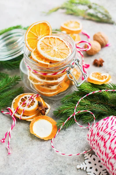 Rebanadas Caseras Secas Naranjas Frasco Con Abeto Nueces Decoración Natural — Foto de Stock