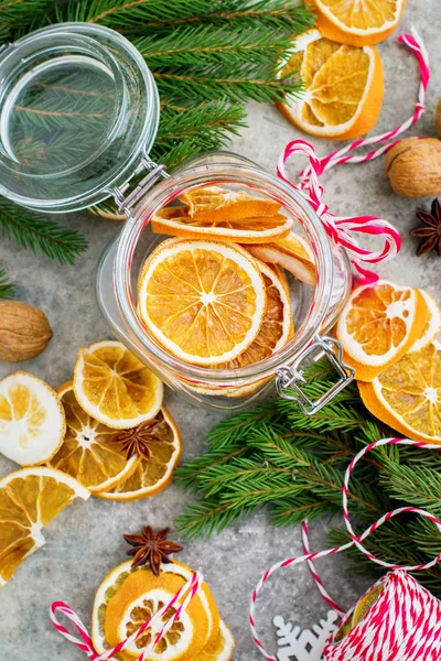 自家製乾燥モミとナットで瓶にオレンジ スライス 食品のクリスマスの自然と有機の装飾 — ストック写真