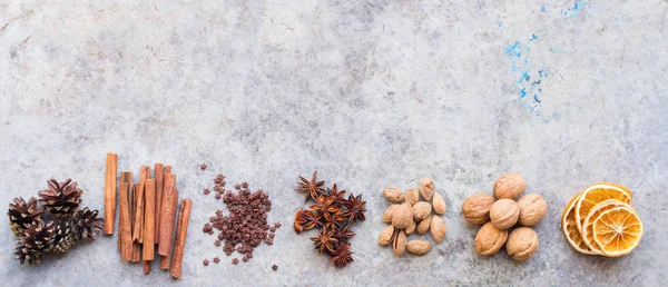 Ingredientes Navidad Decoración Natural Conos Pino Palitos Canela Anís Nueces —  Fotos de Stock