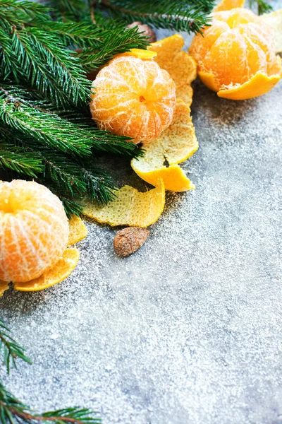 Kerst Nieuwjaar Samenstelling Met Mandarijnen Groene Fir Boomtakken Een Grijze — Stockfoto