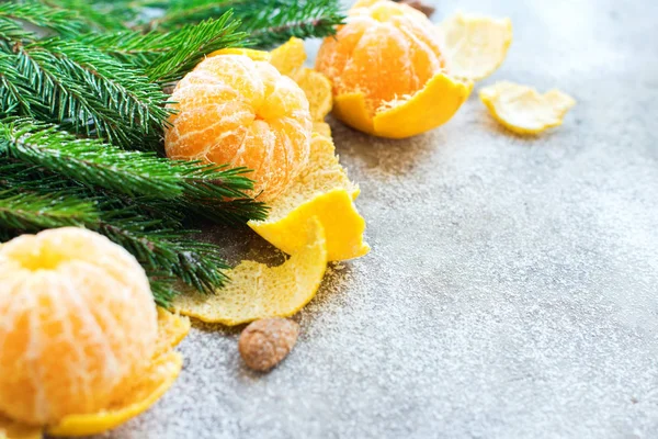 Kerst Nieuwjaar Samenstelling Met Mandarijnen Groene Fir Boomtakken Een Grijze — Stockfoto