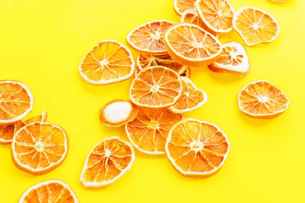 Cítricos Secos Pila Rodajas Naranjas Sobre Fondo Amarillo Hecho Casa — Foto de Stock