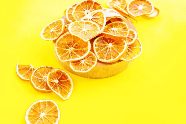 Cítricos Secos Naranja Montón Rebanadas Bandeja Fondo Amarillo Hecho Casa — Foto de Stock