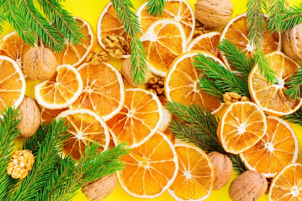 Torkade Apelsiner Med Fir Tree Grenar Citrusfrukter Bakgrund Skivor Hemmagjord — Stockfoto
