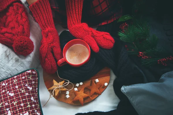 赤いミトンを保持淹れたてホット コーヒー飲料暗い背景トップ ビュー フラット レイアウトで女性の手冬居心地の良いテーマのフィルター化 — ストック写真