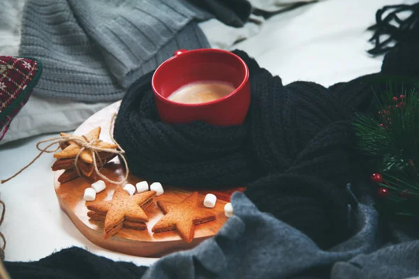 Frische Rote Tasse Mit Heißgetränk Kakao Auf Dem Bett Dunklen — Stockfoto