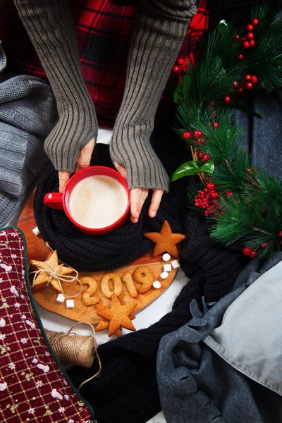 Weibliche Hände Hält Frische Heiße Tasse Getränk Kaffee Mit Lebkuchen — Stockfoto