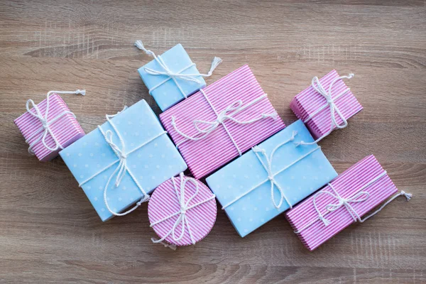 Födelsedagspresenter Festlig Pastell Rosa Blå Låda Med Sladd Blå Bakgrund — Stockfoto