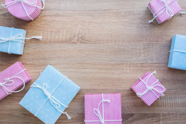 Geburtstagsgeschenke Festlich Pastellrosa Blaue Schachtel Mit Kordel Auf Blauem Hintergrund — Stockfoto