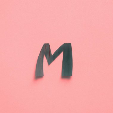 M bir mektup tropikal yaprak yeşil alfabe pembe