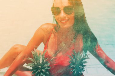 Genç parlak esmer kız ananas beraber eğlenelim