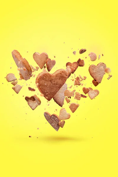 Карточка с летящим хрустящим печеньем в форме сердца — стоковое фото
