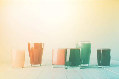 Suları güler yüzlü farklı renkler gözlük Kırmızı Sarı