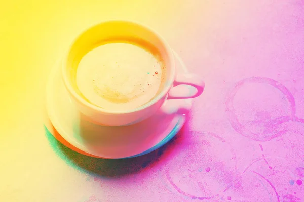 Белая чашка свежего кофе разбросаны зерна вредно — стоковое фото
