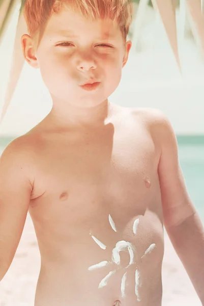 男孩手拉手的夏日签署太阳胃 — 图库照片
