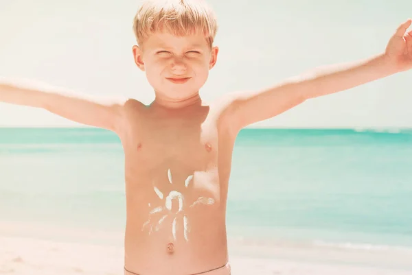 Ragazzo mani in alto Segno di giorno d'estate Sole stomaco — Foto Stock