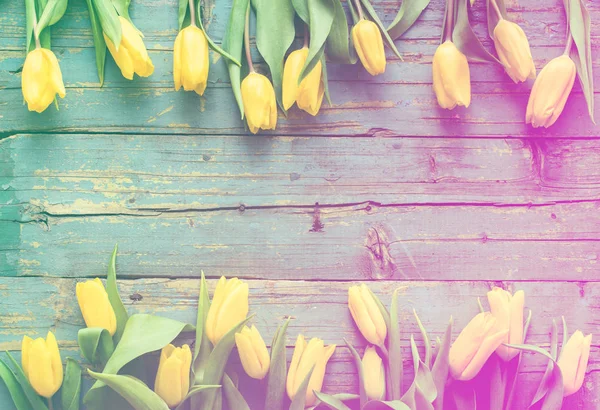 Žlutá jarní tulipány umění květinovým na dřevěné pozadí — Stock fotografie