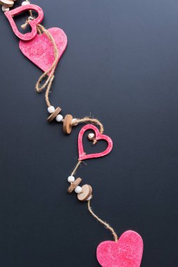 Birim ahşap kırmızı koyu arka plan Valentine Kalpler