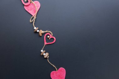 Birim ahşap kırmızı koyu arka plan Valentine Kalpler