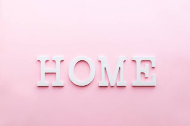 Word ev beyaz güç harfler pembe bir arka plan üzerinde