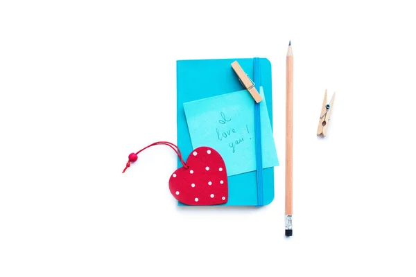 Blå anteckningsbok rött trä hjärta penna element — Stockfoto