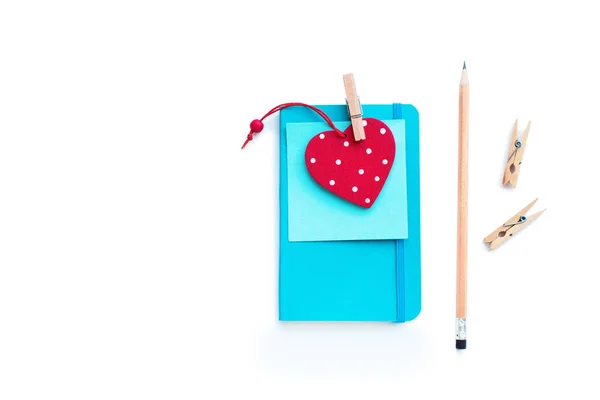 Caderno azul vermelho elementos de lápis de coração de madeira — Fotografia de Stock