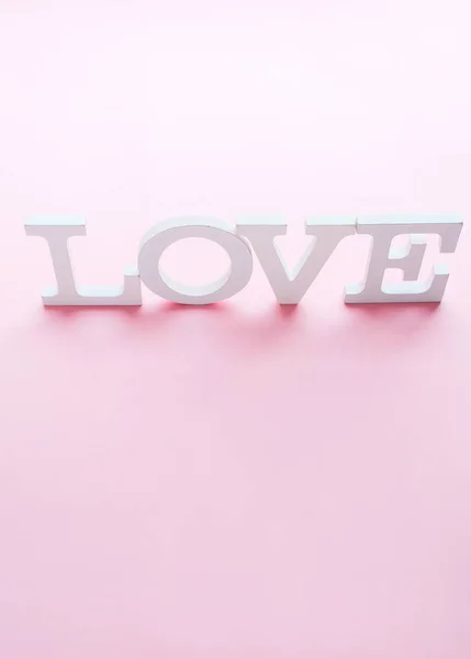 Palavra amor letras de volume branco no fundo rosa — Fotografia de Stock