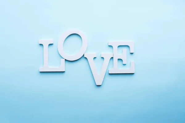 Szó szeretet fehér kötet betűket kék háttéren — Stock Fotó