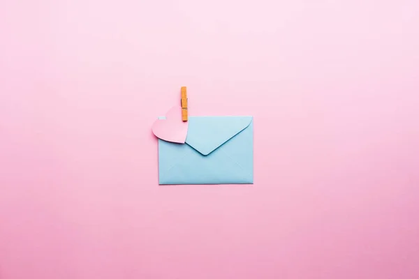 Blauwe brief met roze hart cartoon stijl van papier — Stockfoto