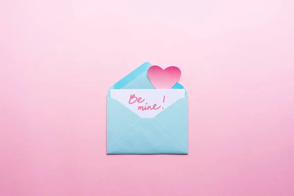 Синее письмо с розовым сердцем в стиле мультфильма из бумаги — стоковое фото