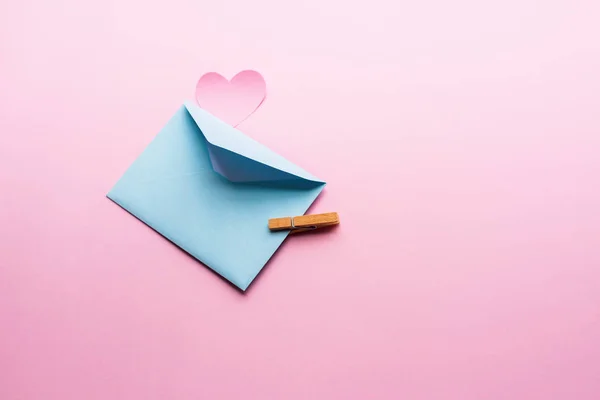 Pembe Kalp karikatür tarzı kağıt ile mavi mektup — Stok fotoğraf