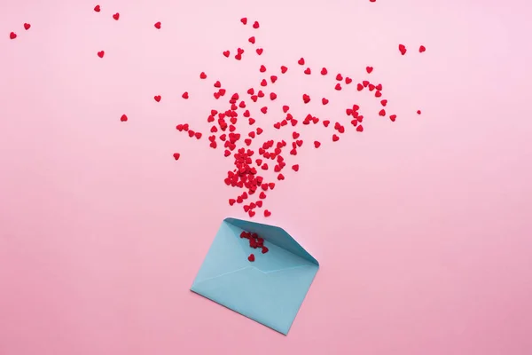 Синее письмо с розовым сердцем в стиле мультфильма из бумаги — стоковое фото