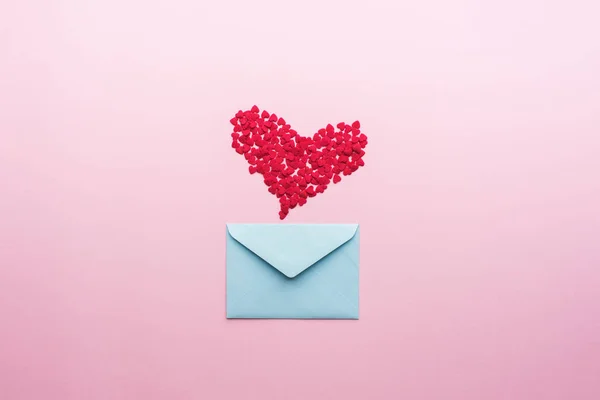 Lettera blu con cuore rosa stile cartone animato dalla carta — Foto Stock