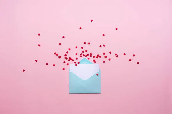 Carta azul com estilo de desenho animado coração rosa de papel — Fotografia de Stock