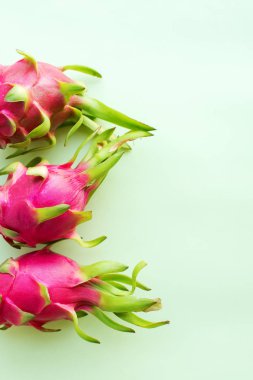 pitahaya tropik meyveler yeşil zemin düz üzerine