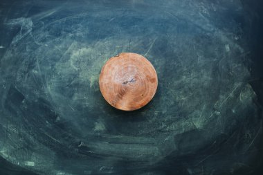 Kirli koyu arka plan üzerinde Ahşap doğrama tahtası