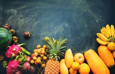 Taze organik egzotik tropik meyve karanlık ayarla