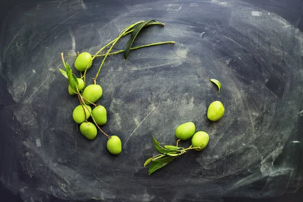 Bütün küçük vahşi yeşil Mango koyu arka plan üzerinde — Stok fotoğraf