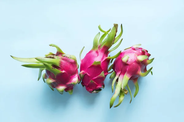 Pitahaya frutas tropicais no fundo azul plano — Fotografia de Stock