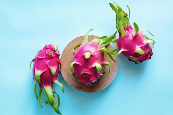 Pitahaya tropical fruits on blue background flat — Stock Photo, Image