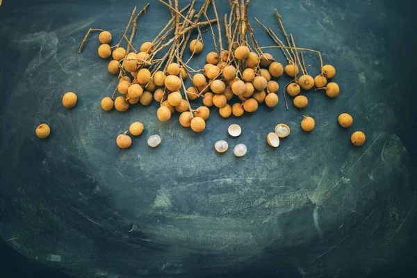 Fruto longan conocido como fruto de ojo de dragón en rama — Foto de Stock