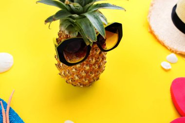 Stilize meyve büyük çam elma gözlük tatil