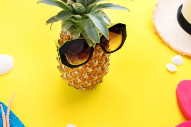 Stilize meyve büyük çam elma gözlük tatil