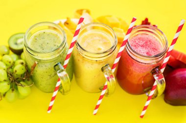 Suları güler yüzlü kırmızı yeşil sarı tropik meyveler