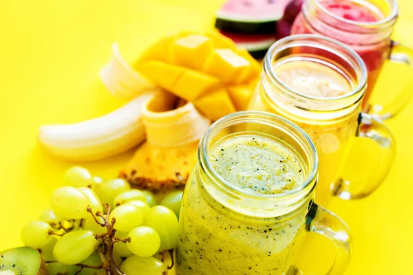 Saft Smoothie rot grün gelb tropische Früchte — Stockfoto