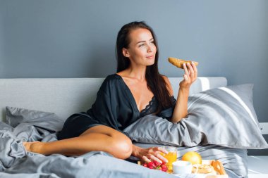 Kahvaltı yatak için tatil genç güzel esmer