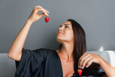 Kahvaltı yatak için tatil genç güzel esmer